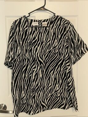 Liz Baker Black & White Zebra Print Short Sleeve Top